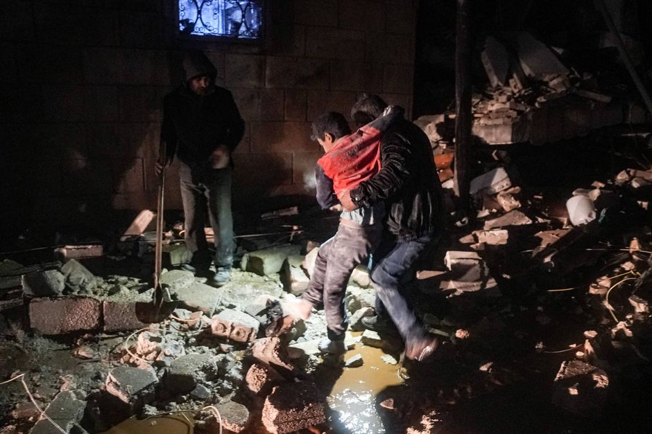I flere lande er der dødsofre for særdeles kraftigt jordskælv. Tyrkiet beder om international hjælp.