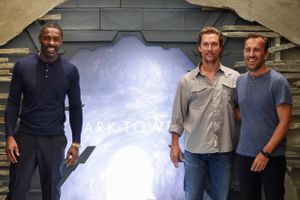 Nikolaj Arcel (th.) har instrueret Idris Elba (tv.) og Matthew McConaughey i "The Dark Tower". Foto: Evan Agostini