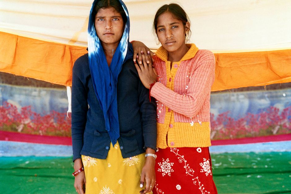 Fattige indiske piger lysende af stolthed over at blive fotograferet og være en del af processen. Et ekstremt hårdt liv i ørkenen. Liv og død, drømme, drama og humor. Gauri Gill fanger det hele i fremragende udstilling på Louisiana.