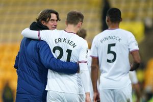 Lørdag er første gang, at Brentford-spillerne skal møde Christian Eriksen på den anden side af banen. Kampen mod Manchester United kan blive debuten for nyindkøbte Mikkel Damsgaard.