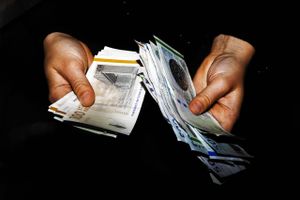 Nye regler for aldersopsparing og udsigt til en ny mellemskat kan betyde, at pensionsopsparingen snart skal sættes anderledes sammen.
