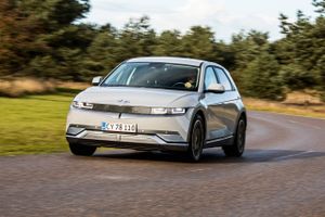 Landets bilforhandlere reagerer nu kontant på de billige Tesla-modeller. Prisen på populære brugte elbiler fra bl.a. Volkswagen og Hyundai er nu røget ned. 