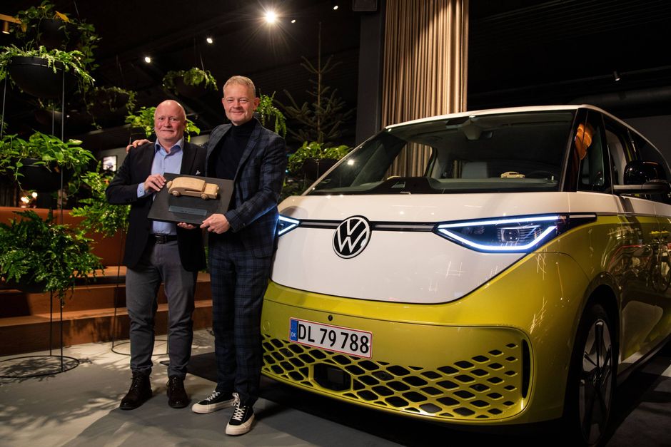 For fjerde år i træk er Årets Bil i Danmark en elbil. Vinderen blev Volkswagen ID. Buzz, der ganske overraskende satte en kinesisk elbil til vægs, da de endelige stemmer faldt.