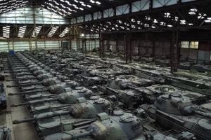 Aflagte Leopard 1-kampvogne opmagasineret hos den belgiske forsvarsvirksomhed OIP Land Systems. Det er kampvogne som disse, der nu kan være på vej mod Ukraine. Foto: Yves Herman / Reuters