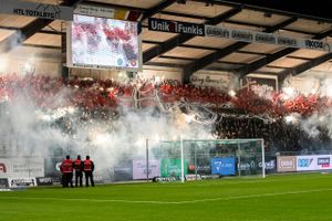 Omkring 30-40 FC Midtjylland-fans lavede optøjer på og uden for stadion, da FCM tabte til Viborg.