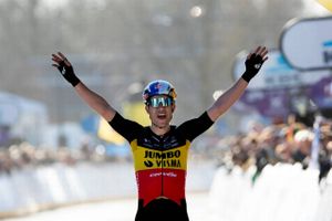 Wout van Aert var urørlig, da årets første brostensløb lørdag blev afviklet på belgiske veje.