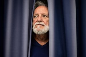 Svend Åge Madsen er glad for modstand. Når tingene driller, er man tvunget til at finde på nye løsninger, siger den 82-årige aarhusianske forfatter, der engang slog en gammel dame ihjel sammen med sin hustru. Selv er han ikke bange for døden, men han vil gerne være her lidt endnu.