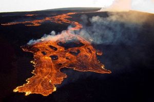 Mauna Loa på Hawaii er i udbrud for første gang siden 1984. Den truer ikke beboede områder, siger myndigheder.