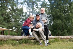 På Paradislejren uden for Silkeborg samles veteraner med deres familier for at holde sommerferie i det fri. Her bliver der hverken set med skæve blikke eller sat spørgsmålstegn, hvis far har brug for at være alene i teltet. 