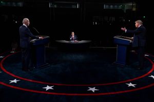 Den amerikanske præsidentdebat var præget af afbrydelser og en ond »undertone«. Danske politikere på Twitter er chokerede over niveauet.