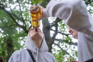 Et læserbrev i Politiken skulle presse regeringen til at indføre en ny aldersgrænse for køb af alkohol. 
13 socialdemokrater stod som afsendere. Men lobbyister havde ført pennen, og spiritusbranchen havde betalt dem for at gøre det. Det er »en falliterklæring«, lyder det fra Politiken.