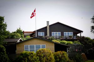Ekstra mange danskere holder ferie i sommerhuset, og ved at følge nogle enkle råd, kan du spare CO2 og energiforbrug, så der er flere penge til is.