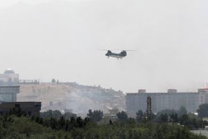 Hele søndagen kunne en forbløffet verden se billederne af amerikanske helikoptere, der evakuerede personale fra den amerikanske ambassade i Kabul. Symbolet på en tilbagetrækning, der er alt andet end ærefuld, mener Marcus Knuth. Foto: Reuters.