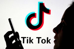 Børn og unge opfordres til at slette TikTok eller markant ændre indstillinger for sikkerhed og privatliv.