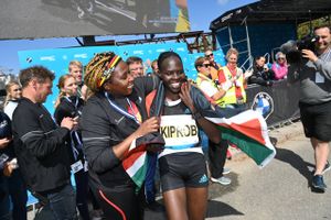 Berhane Tsegay vandt hos herrerne, og Hela Kiprob vandt kvindernes Copenhagen Marathon - begge i rekordtider.