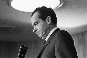 Watergate-skandalen blev starten på enden for den daværende amerikanske præsident Richard Nixon. I dag kigger Jyllands-Postens USA-korrespondent tilbage på den spektakulære sag, der denne sommer fylder 50 år. Og på, hvordan den nu sammenlignes med sagen om USA’s tidligere præsident Donald Trump.