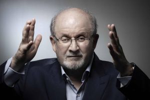 Efter at Salman Rushdie for 34 år siden udgav bogen "De sataniske vers", kom hans liv i fare. Det skyldes en blanding af politik og religion, forklarer eksperter.