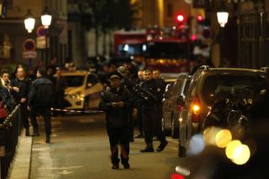 Fransk politi har sikret området efter angrebet lørdag aften. Foto: AP/Thibault Camus