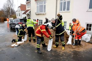 Ligesom i februar 2020 kan der blive behov for sandsække for at holde vandmasserne væk fra boliger, når regnen kommer det næste døgns tid. Arkivfoto fra Silkeborg: Finn Frandsen