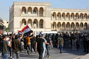 Demonstranter er kommet ind i højsikkerhedsområde i Irak og har tvunget sig adgang til parlamentet.