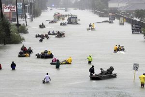 Præsident Donald Trump lovede tirsdag under et besøg i Texas hjælp til de katastroferamte. Imens fortsatte regnen, som nu også truer nabostaten Louisiana.