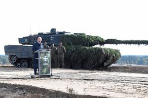 Den tyske kansler Scholz' tøven i forhold til at levere Leopard-kampvogne til Ukraine koster menneskeliv og underminerer den demokratiske verdens enighed om Ukraine, mener Anders Fogh Rasmussen. Arkivfoto: Fabian Bimmer 