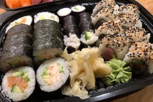 Kan man servere takeaway-sushi og samtidig have fokus på prisen? Ja, det kan man godt, men spørgsmålet er, om man skal.