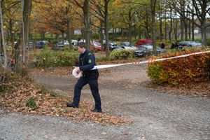 Meget tyder på, at den efterlyste gerningsmand i Holbæk har haft en relation til den gravide kvinde som torsdag aften blev knivdræbt. 