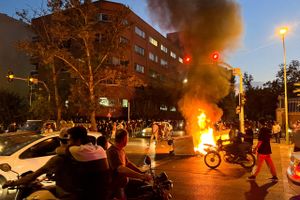 De seneste 16 aftener har der været voldsomme demonstrationer over hele Iran. Mindst 92 personer meldes dræbt.