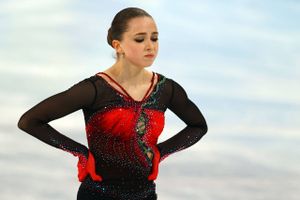 Den 15-årige kunstskøjtestjerne Kamila Valieva har under vinter-OL haft en dopingsag hængende over hovedet.