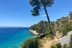 Mellem verdensarvsbyerne Split og Dubrovnik ligger den 60 km lange Makarska-riviera, hvor man bl.a. finder nogle af fastlandets bedste strande. De flotteste er også de mest afsondrede, men det er anstrengelserne værd at finde frem til dem.