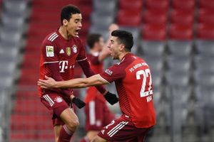 Med Dortmund-pointtab øger Bayern München føringen i toppen af Bundesligaen efter 2-1-sejr over Mainz lørdag.
