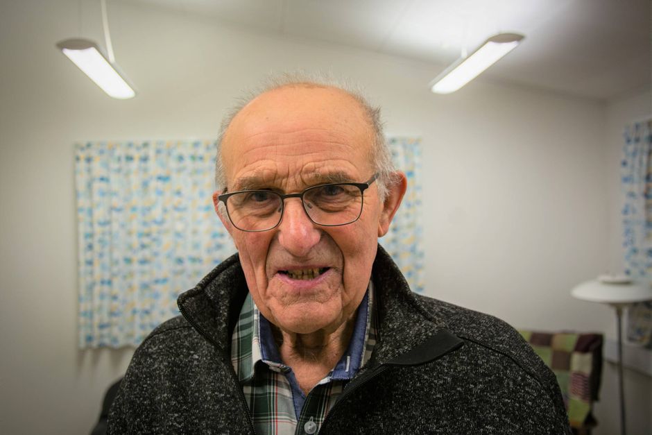 Aarhus Vinterherberg mangler frivillige til aften- og nattevagter. Den 86-årige Svend Erik Rasmussen vil gerne hjælpe.