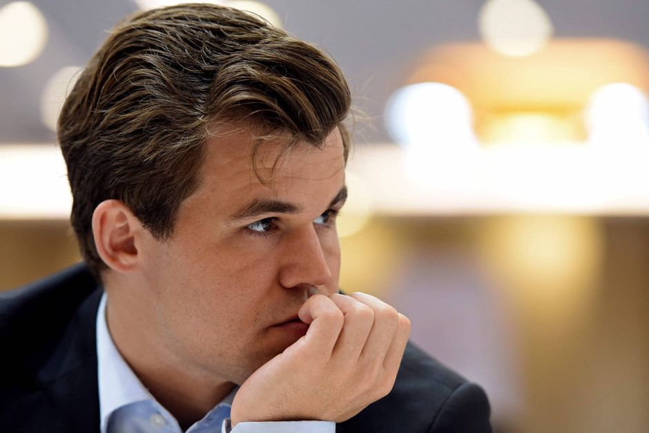 Magnus Carlsen skriver i en erklæring, at han er overbevist om, at amerikaneren Hans Niemann har snydt. 