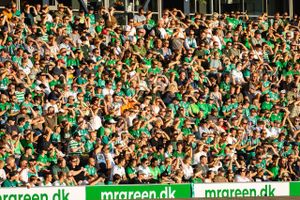 En betjent blev sparket i hovedet torsdag aften.