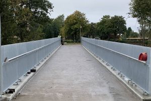 Broen er 45 meter lang og 3 meter bred.