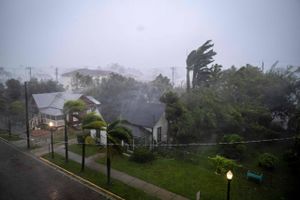 Orkanen Ian, der er blandt de kraftigste, der er set i 30 år, har ramt Florida. Stormflod præger kystområder.