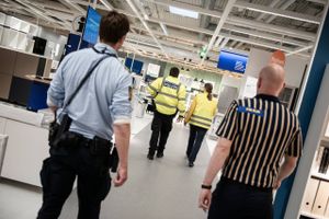 Mange mennesker valfartede mandag til Ikea, der åbnede efter seks ugers coronalukning. »Det er meget bekymrende, at man midt i en sundhedskrise vælger at overhøre myndighedernes advarsler,« siger erhvervsministeren.