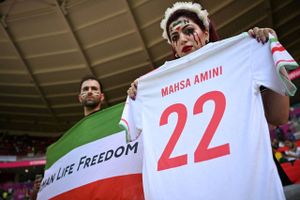 Forud for tirsdagens kamp har USA's Fodboldforbund fjernet et statsemblem fra Irans flag i forskellige opslag.