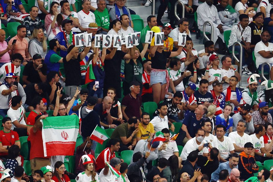 Mens fodboldspillere på det iranske landshold blev truet, er andre kendte iranere blevet arresteret eller er forsvundet, fordi de har støttet antiregimeprotesterne.