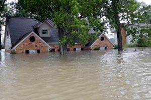 Adskillige tusinde familier er ramt af de voldsomme oversvømmelser i det sydøstlige USA. 60 meldes omkommet.
