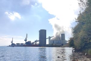 Siden torsdag i sidste uge har der været brand i en silo med 56.000 tons træpiller ved Studstrupværket.