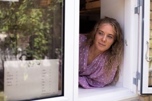 I Hadsten står byens beboere i kø for at købe Sarah Hoppes friskbagte brød og kager, som hun sælger gennem vinduet i hjemmets gamle kontor.  Og hun er ikke den eneste. Over hele landet slår lokale mikrobagere dørene op.