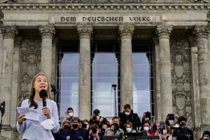 Tusindvis af berlinere forlod skole og arbejde for at demonstrere for klimaet fredag. 
