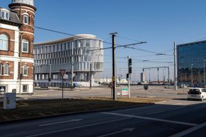 Snart bliver der lukket af mellem Dagmar Petersens Gade og Bernhardt Jensens Boulevard på det indre Aarhus Ø, og havudsigten langs Kystvejen forsvinder. To lokalplaner møder kritik fra EL og fællesråd. 