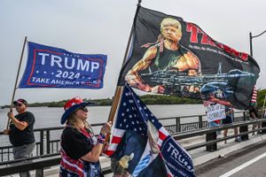 Trump-tilhængere lagde ikke skjul på, hvem deres helt er, da de protesterede mod FBI's ransagning af den tidligere præsidents hjem, Mar-a-Lago i Florida. Foto: Giorgio Viera/AFP