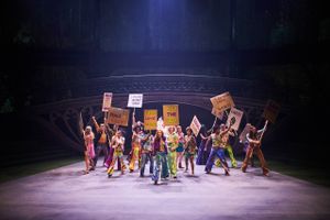 Nutiden virker som et ekko af 1960’ernes hippietid i Østre Gasværk Teaters opsætning af ”Hair”, der ligner begyndelsen på en ny succeshistorie for dansk musical.