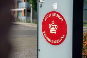 Der kan gå op mod halvandet år, før Retten i Horsens kan færdigbehandle straffesag mod Hjarnø Havbrug. 