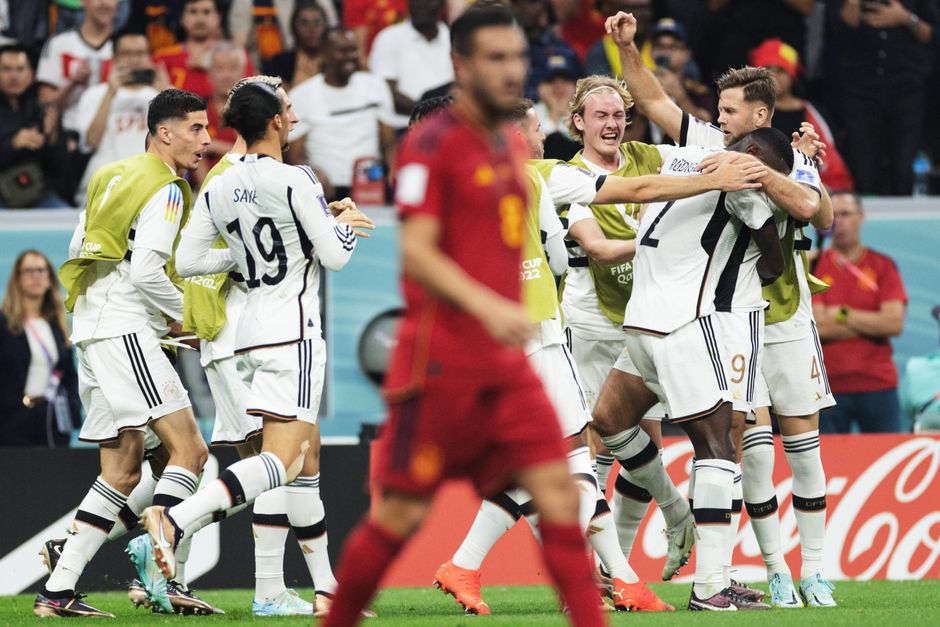 Tyskland nærmede sig et nyt VM-nederlag, men fik kæmpet sig til et uafgjort resultat, 1-1, i søndagens brag mod Spanien.