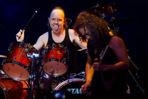 Danske Lars Ulrich (tv) og guitaristen Kirk Hammett fra Metallica under en koncert i Apollo Theater i New York. Foto: Charles Sykes/AP